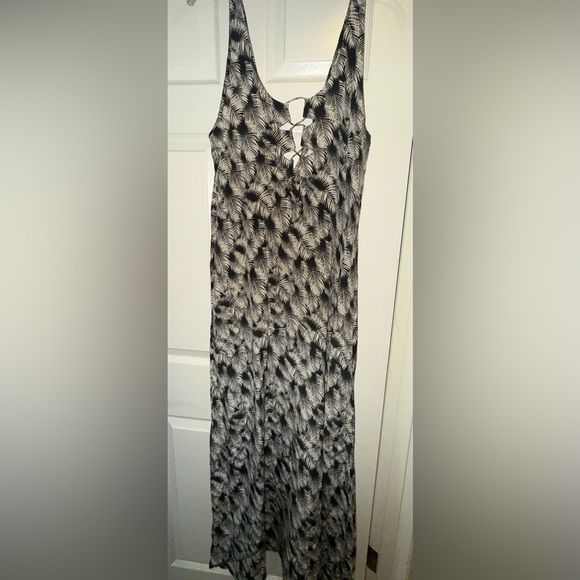 Elegant Black and White Patterned Acacia Dress - Picture 1 of 3